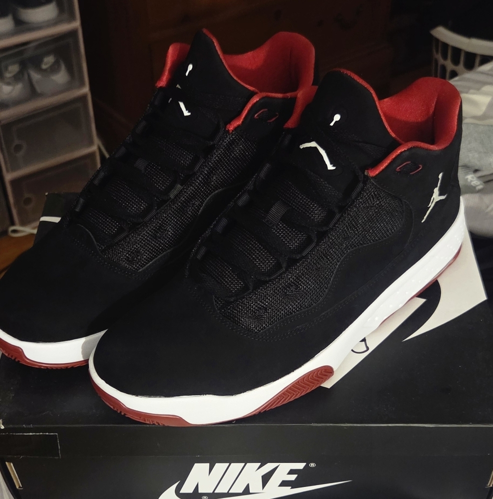 Jordan Max Aura 2 Black Gym Red Swade Mens 10.5 $100.00 NWOT Super Super Clean